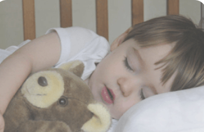  Kind im Bett